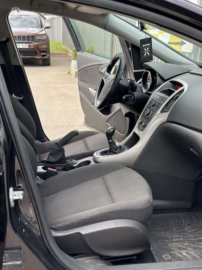 Opel Astra 2011 — photo 24
