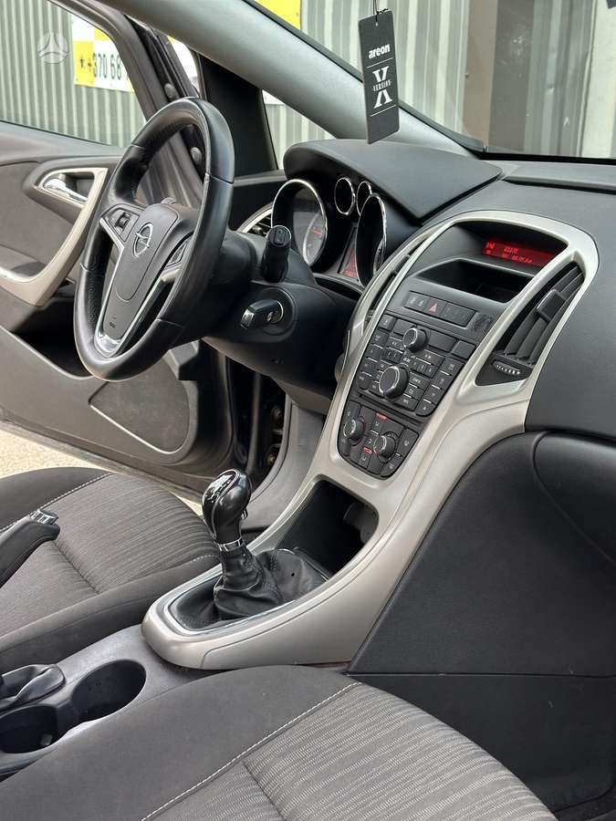 Opel Astra 2011 — photo 25