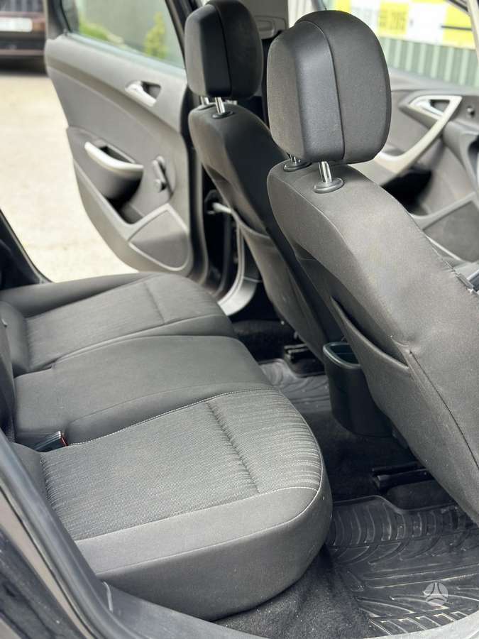 Opel Astra 2011 — photo 26
