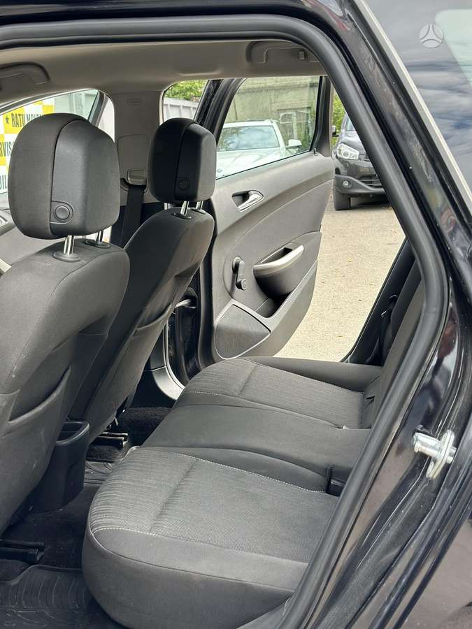 Opel Astra 2011 — photo 27