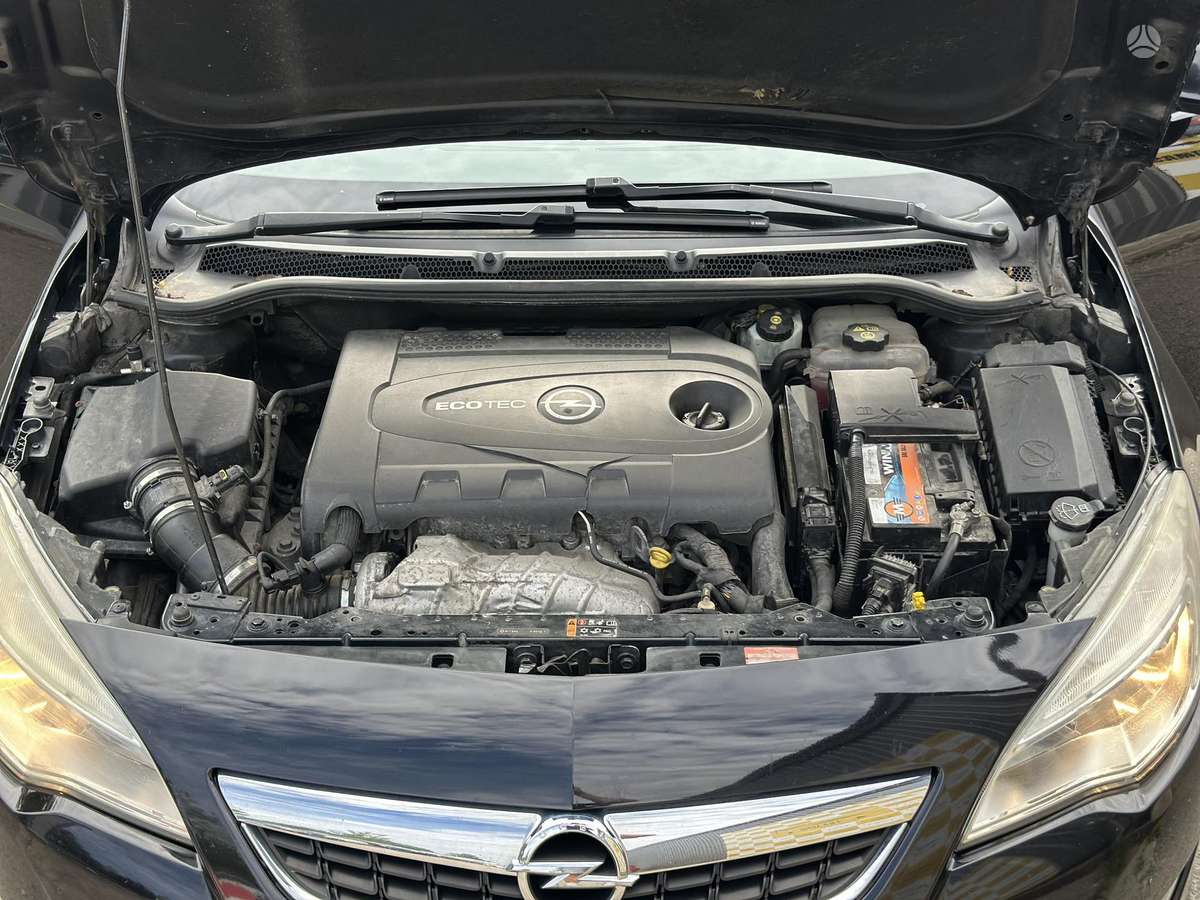 Opel Astra 2011 — photo 29