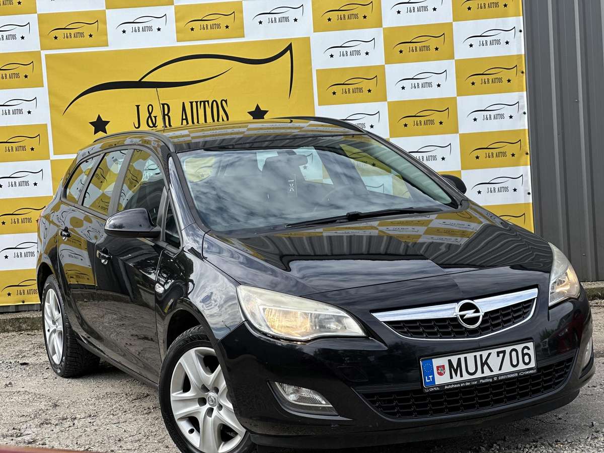 Opel Astra 2011 — interior