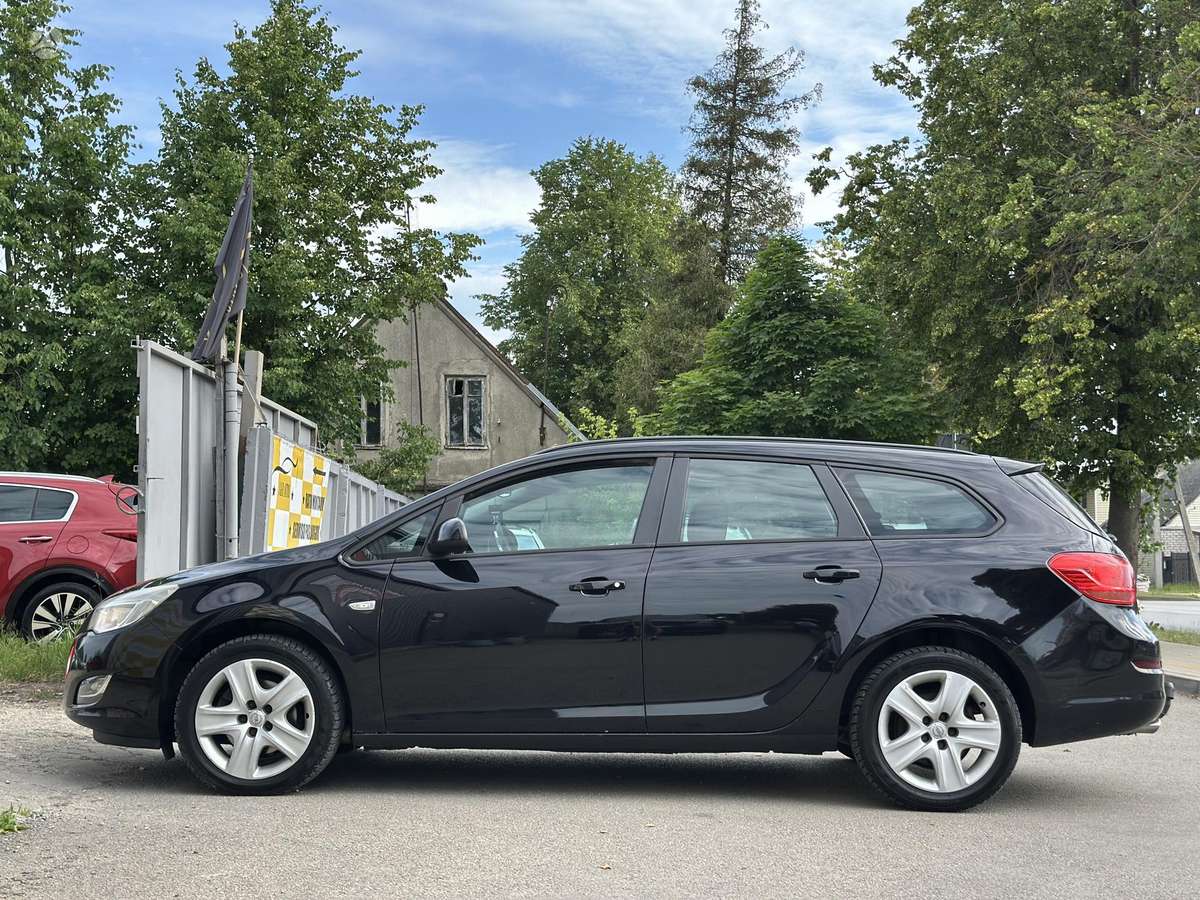 Opel Astra 2011 — photo 7