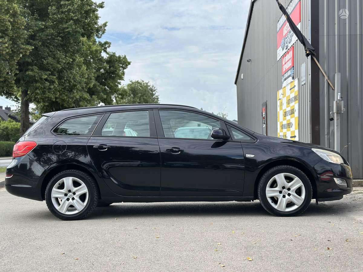 Opel Astra 2011 — photo 8