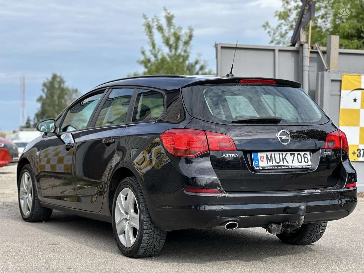 Opel Astra 2011 — photo 9