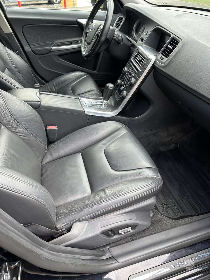 Volvo V60 2011 — photo 11
