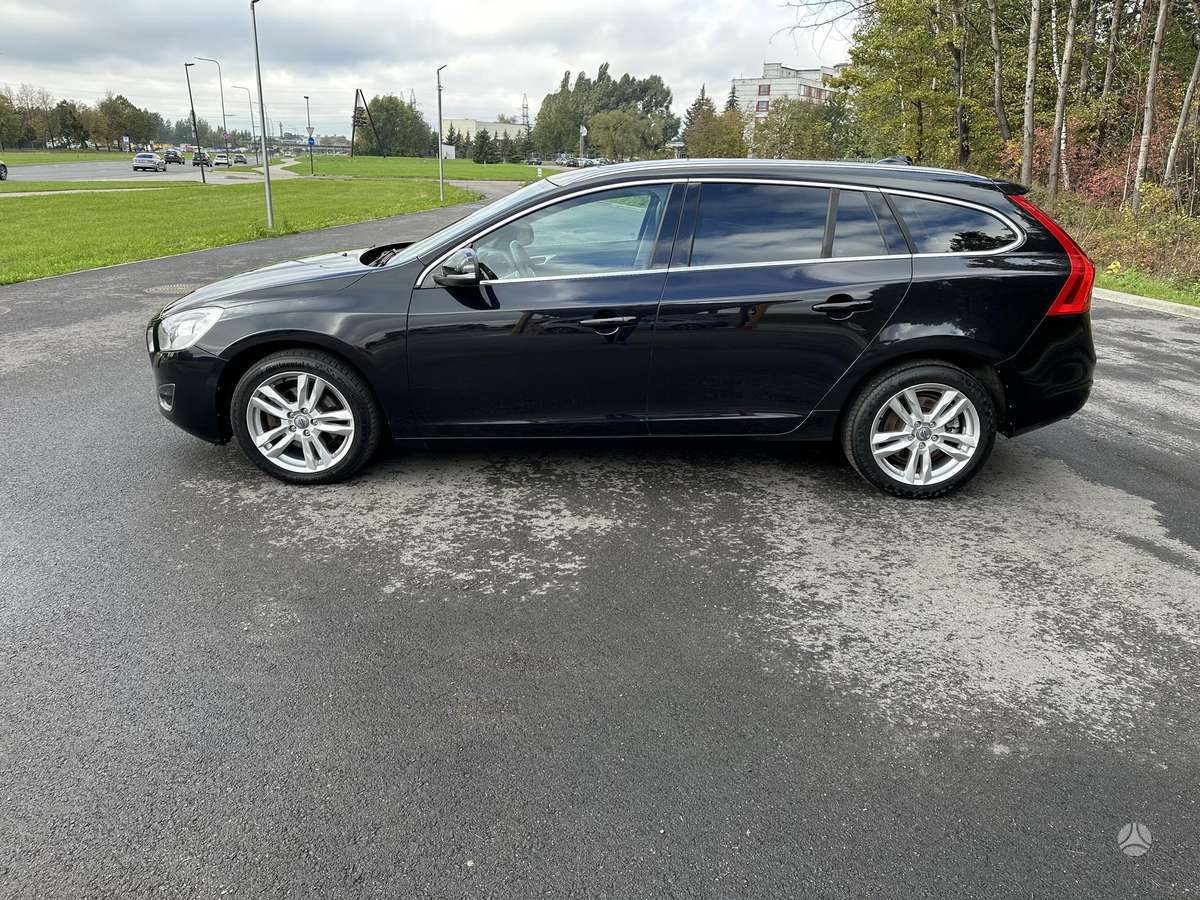 Volvo V60 2011 — interior