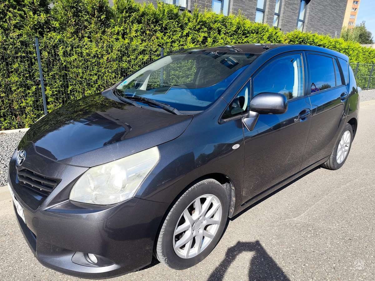 Toyota Verso 2010 — вигляд ззаду