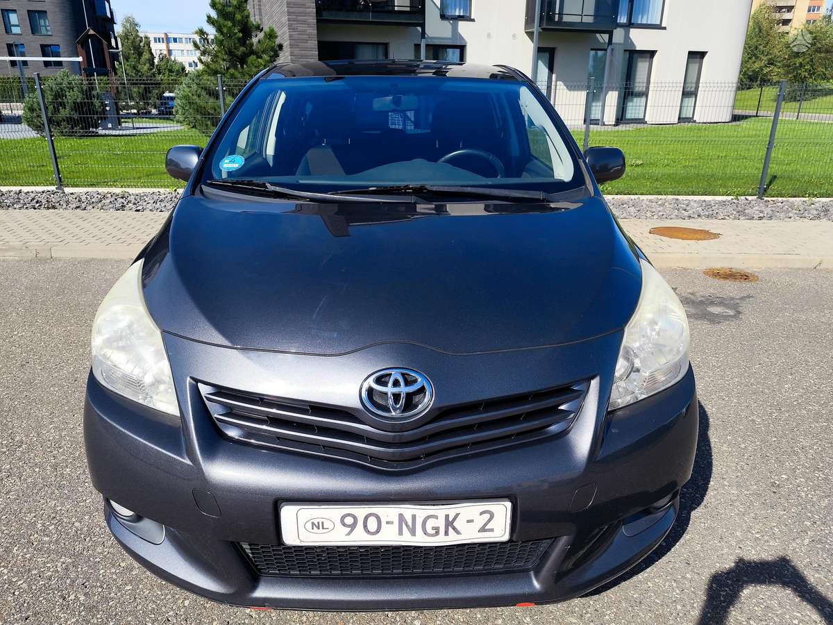 Toyota Verso 2010 — салон