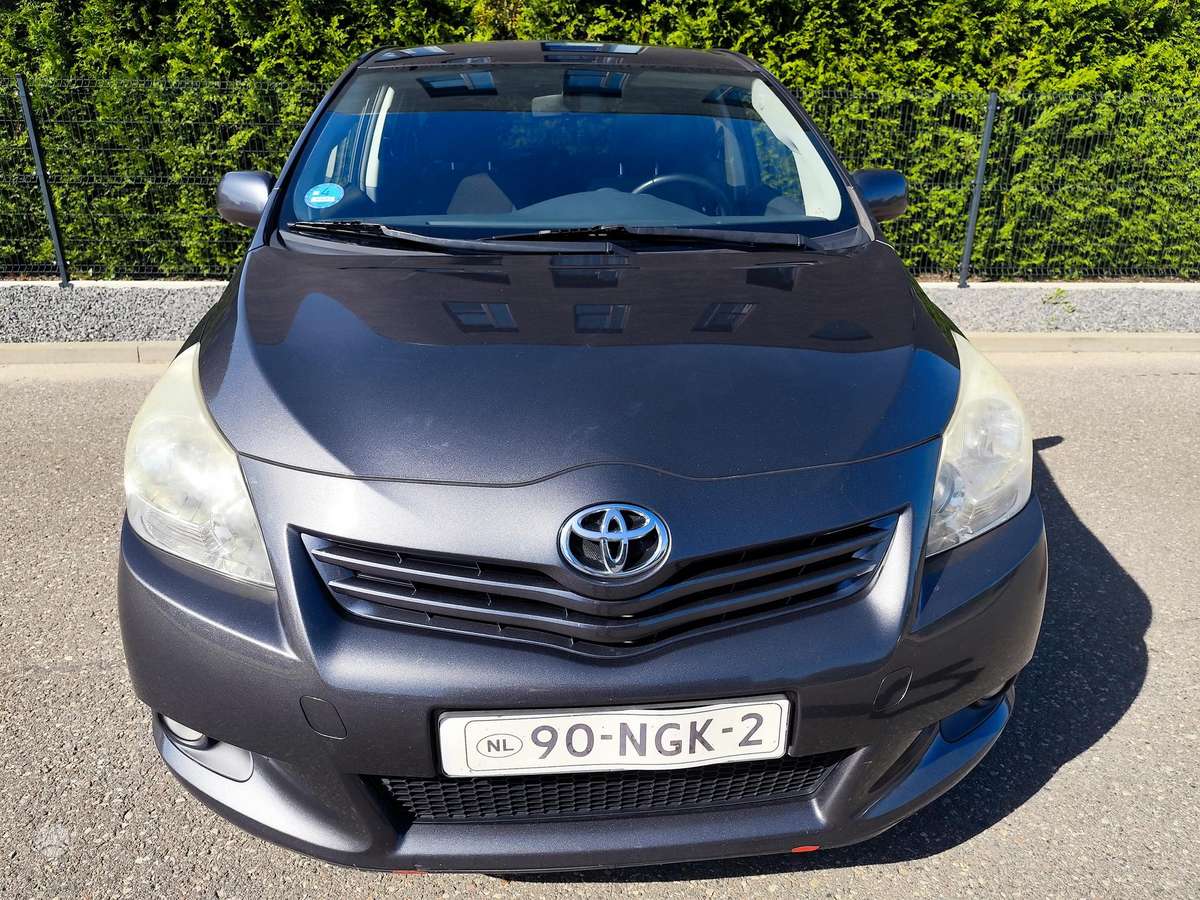 Toyota Verso 2010 — двигун 1998 cm³, 126 HP (93kW)