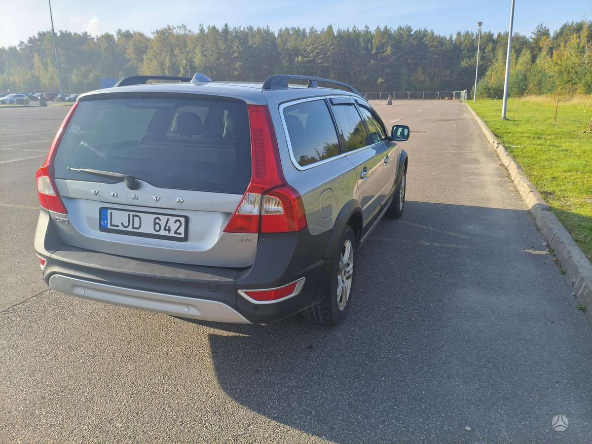 Volvo XC70 2012 — rear view