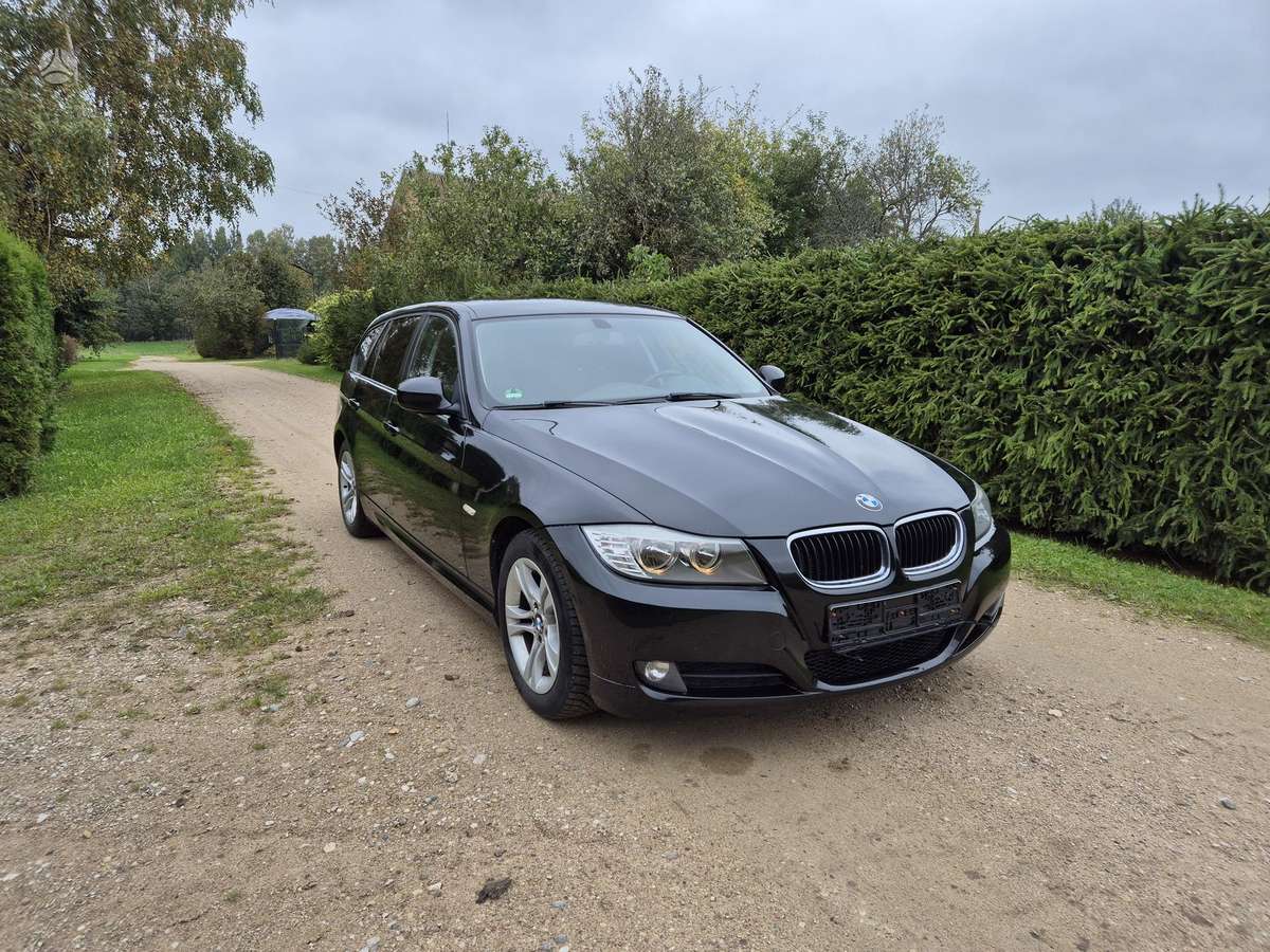 BMW 318 2012 — салон