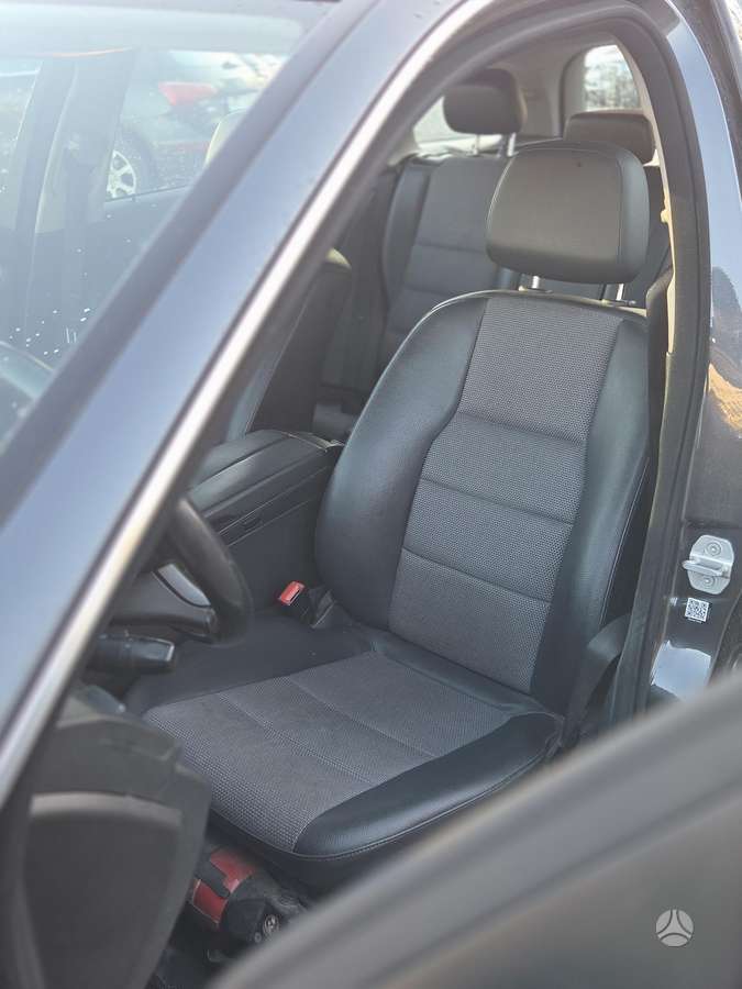 Mercedes-Benz C200 2010 — photo 11