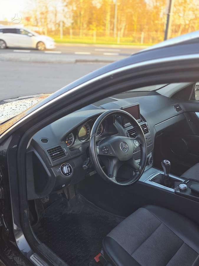 Mercedes-Benz C200 2010 — photo 12