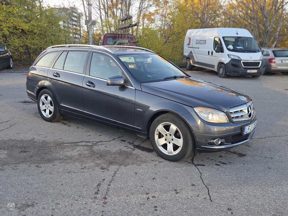 Mercedes-Benz C200 2010 — interior