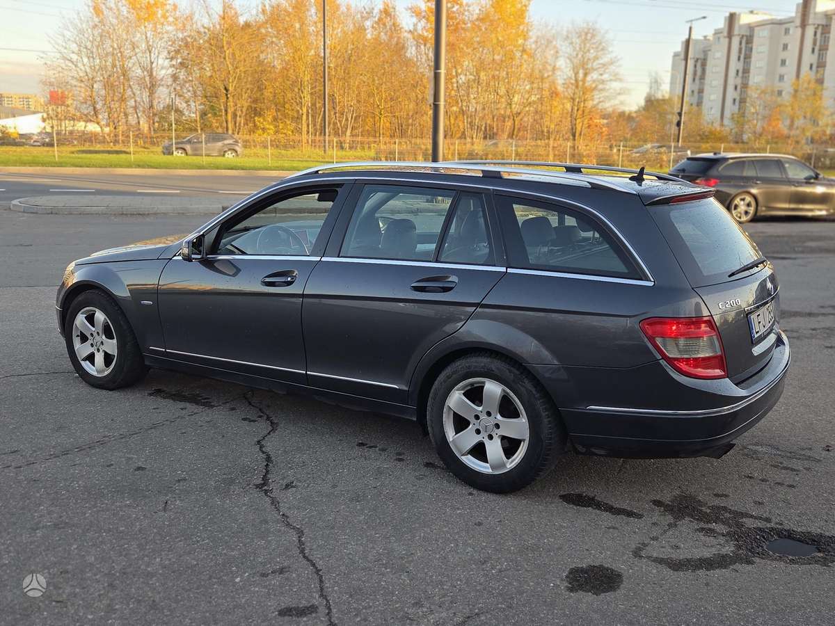 Mercedes-Benz C200 2010 — photo 7