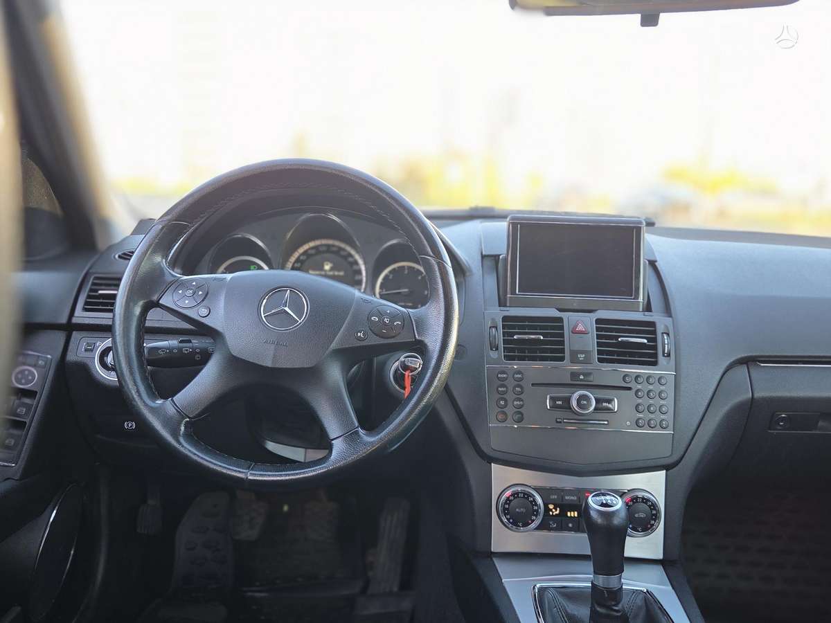 Mercedes-Benz C200 2010 — photo 9