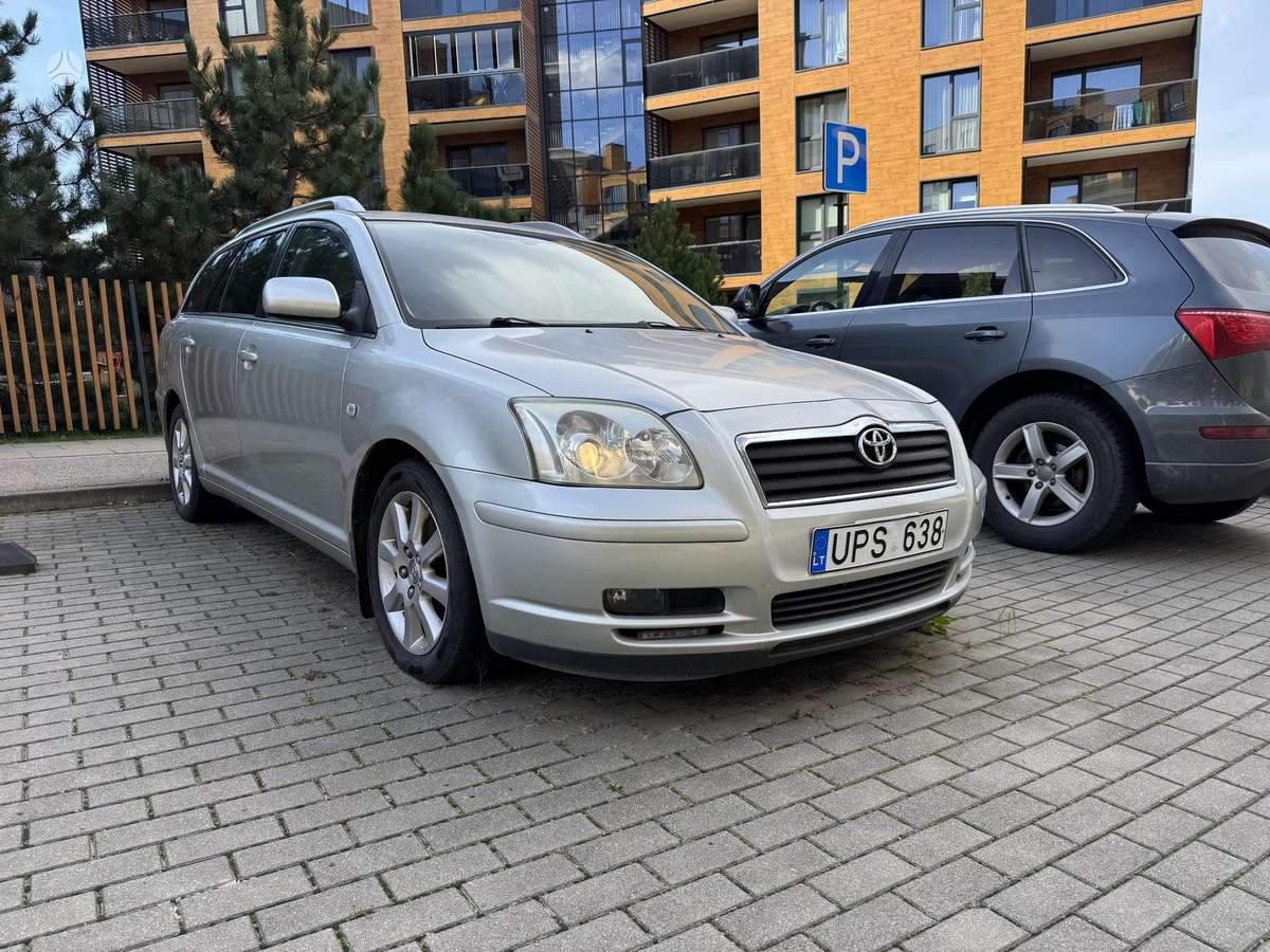 Toyota Avensis 2006 — вигляд ззаду
