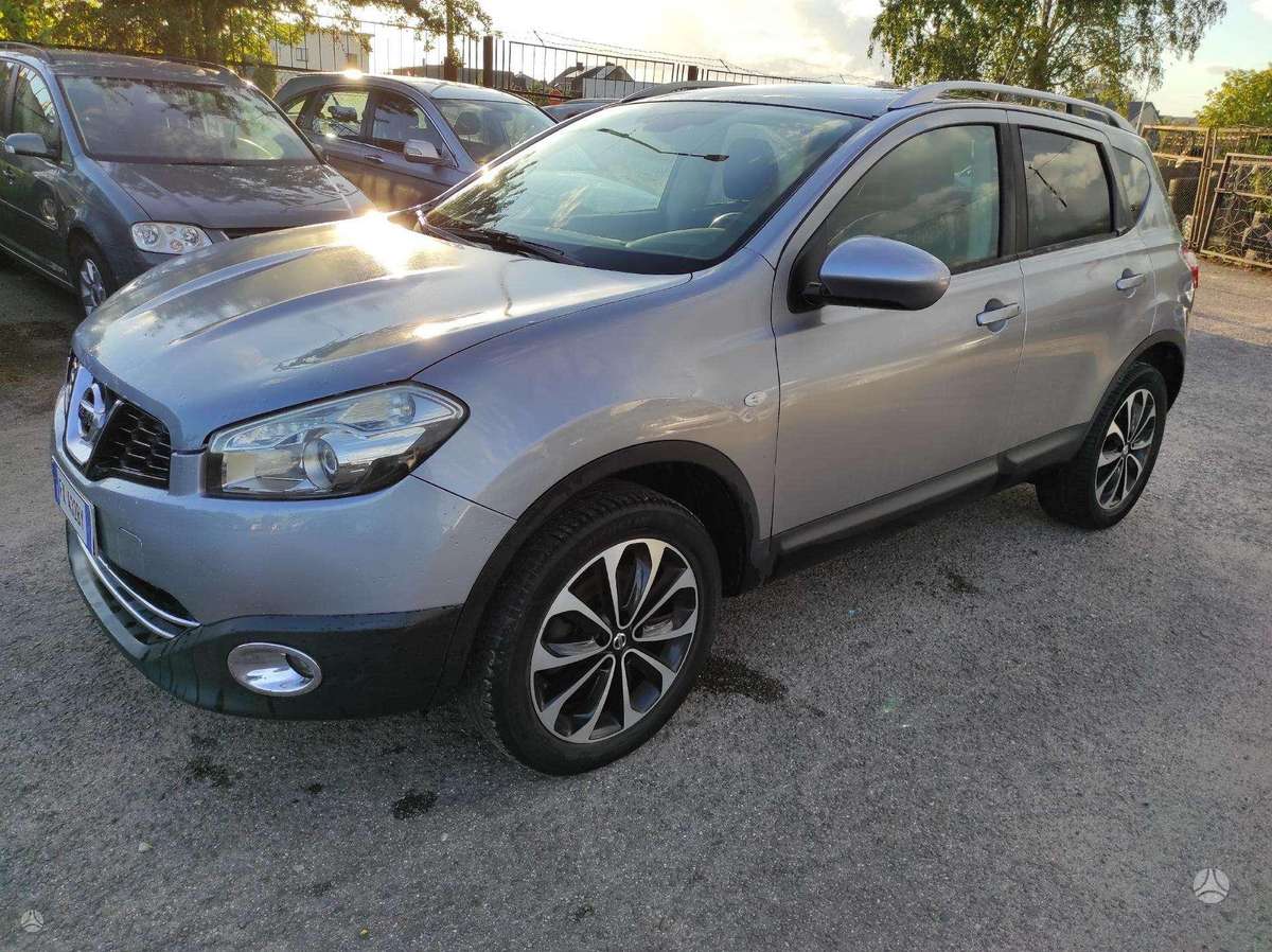 Nissan Qashqai 2011 — rear view