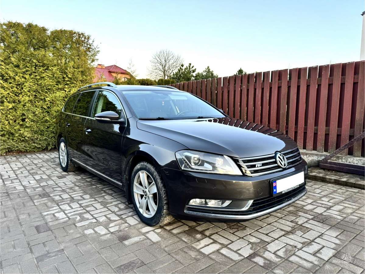 Volkswagen Passat 2013 — вигляд ззаду