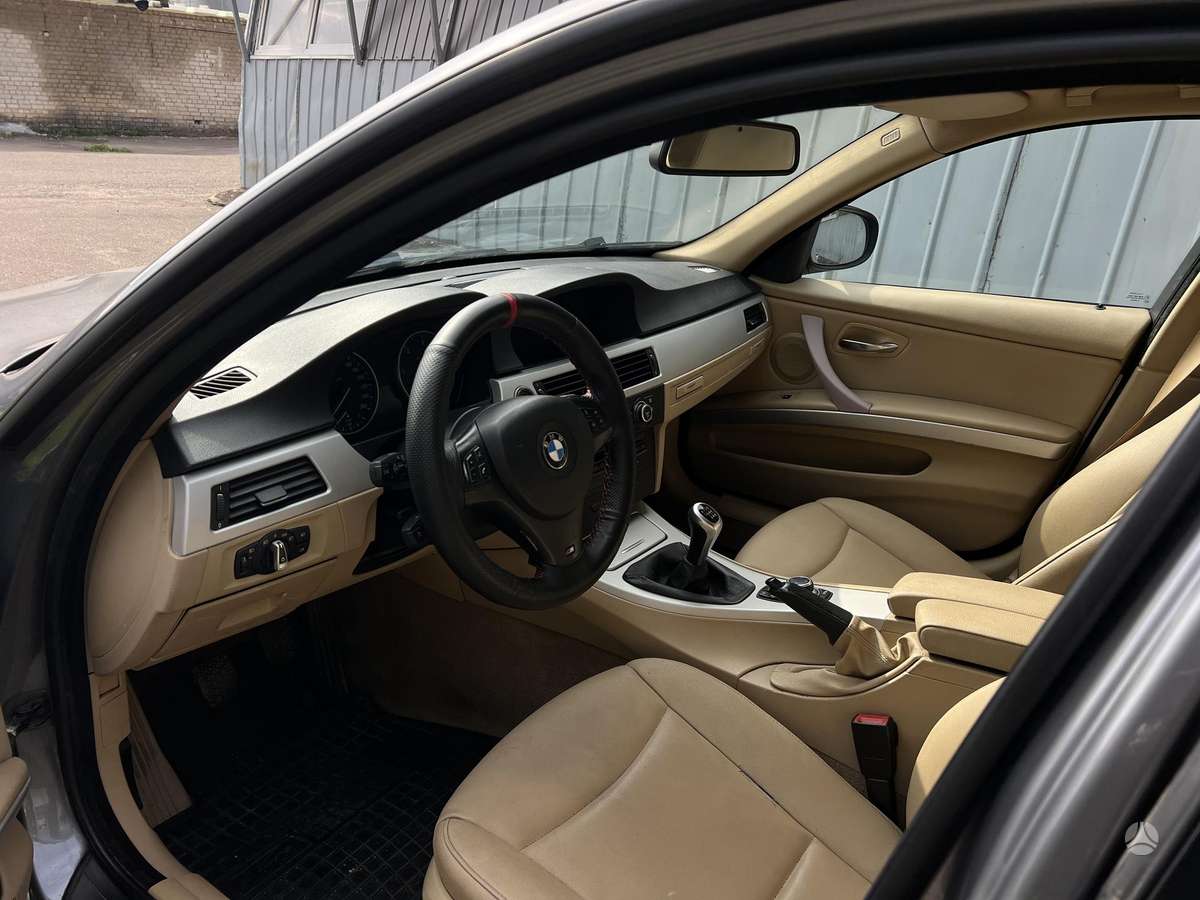 BMW 318 2009 — photo 10
