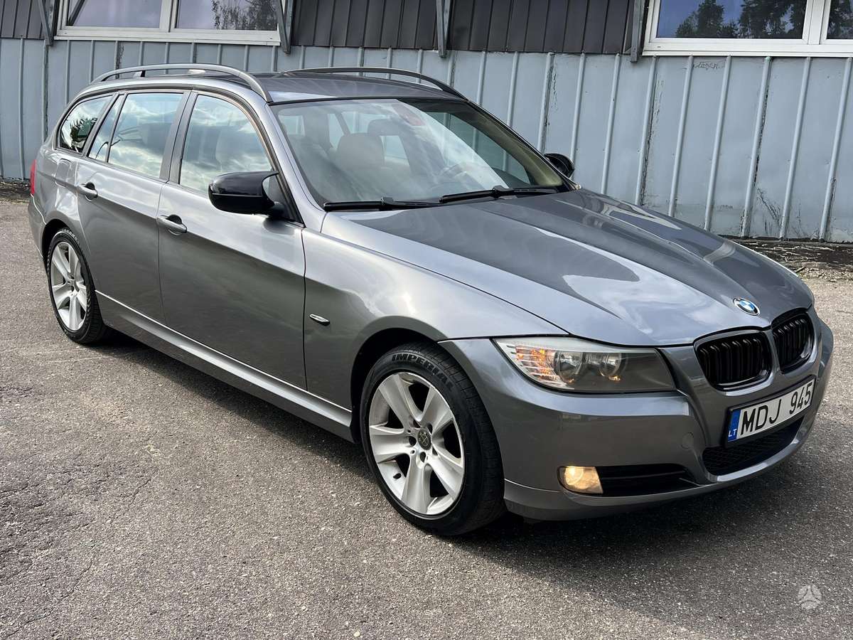 BMW 318 2009 — rear view