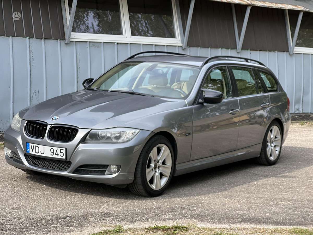BMW 318 2009 — interior