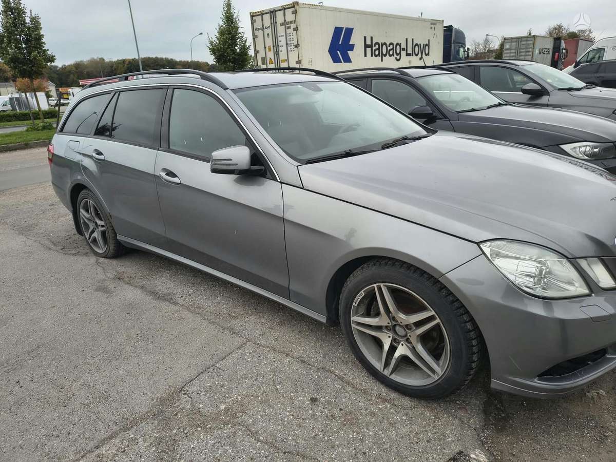 Mercedes-Benz E200 2011 — rear view