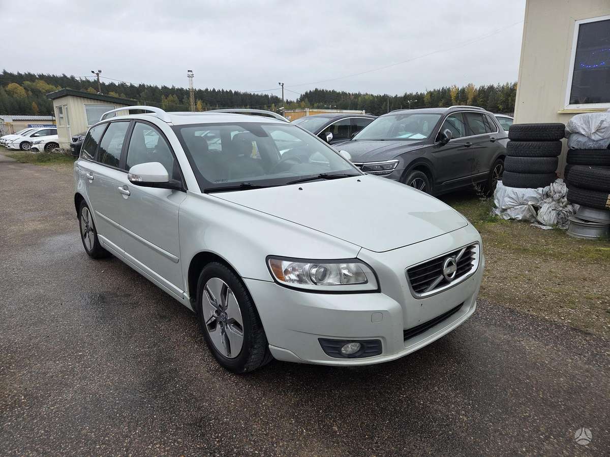 Volvo V50 2012 — interior