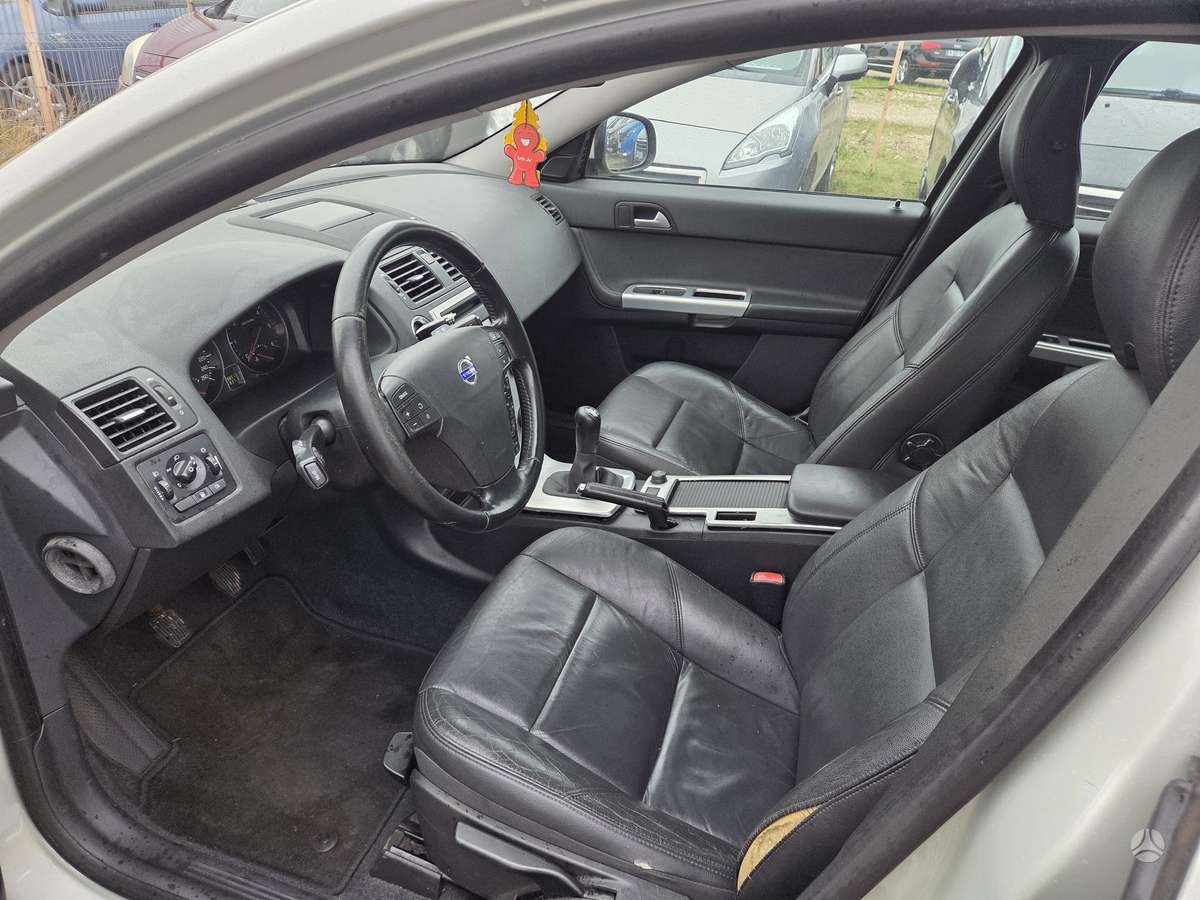 Volvo V50 2012 — photo 7