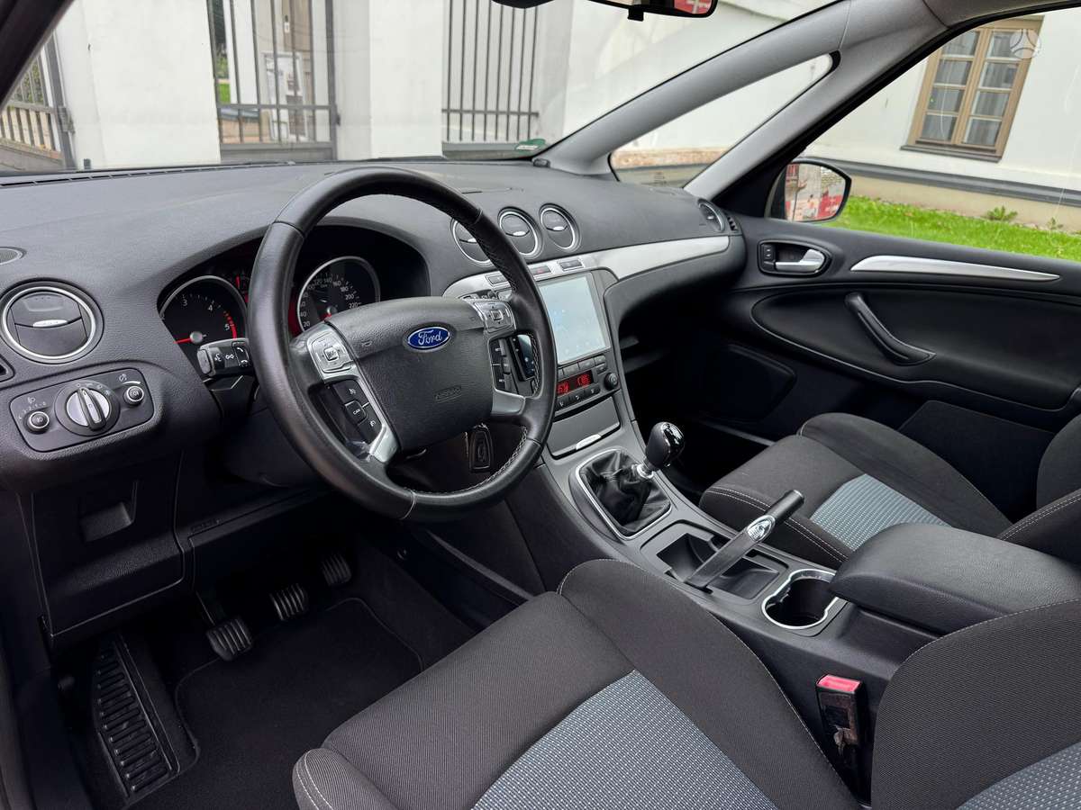 Ford S-MAX 2013 — photo 21
