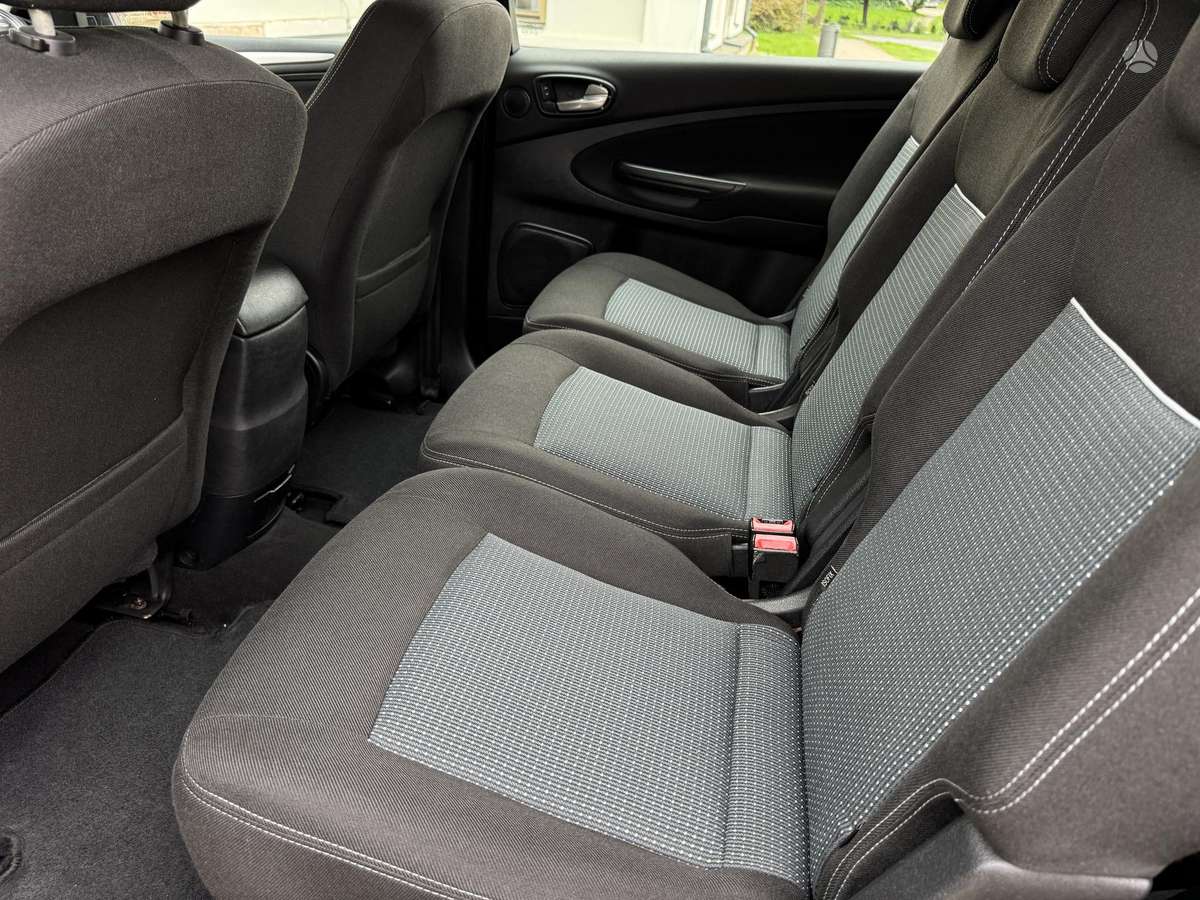 Ford S-MAX 2013 — photo 24
