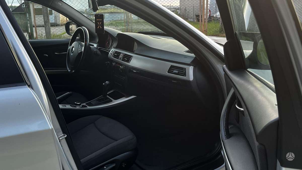 BMW 320 2011 — photo 11