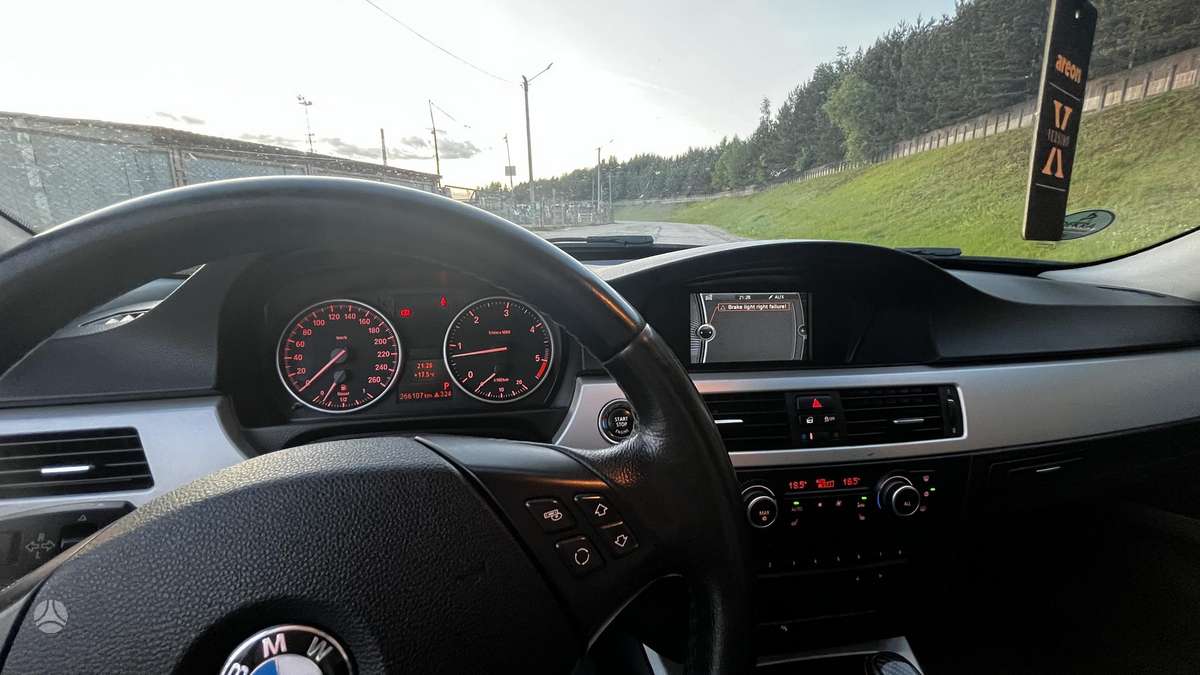 BMW 320 2011 — photo 12