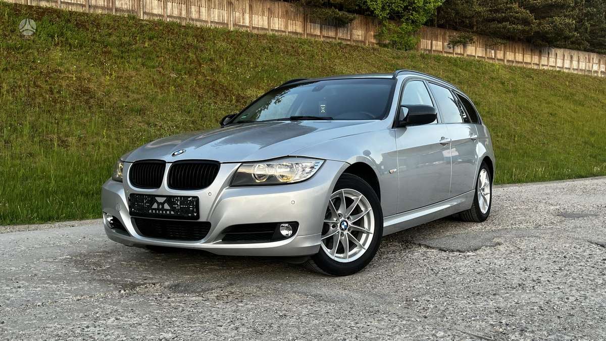 BMW 320 2011 — rear view