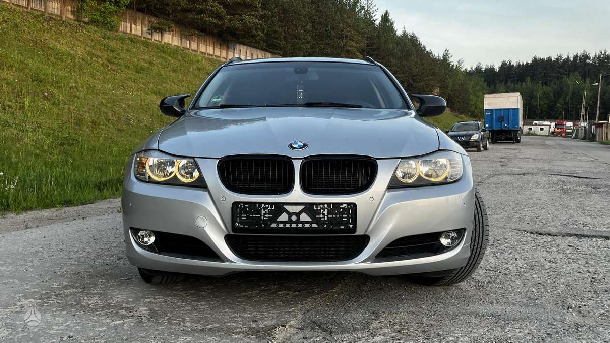BMW 320 2011 — interior