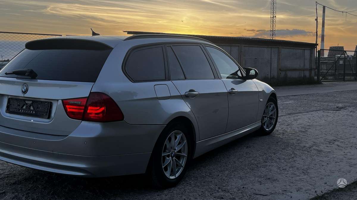 BMW 320 2011 — photo 5
