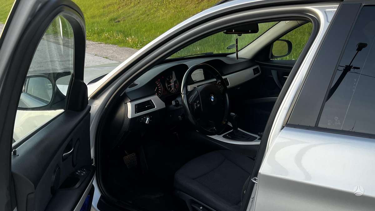 BMW 320 2011 — photo 8