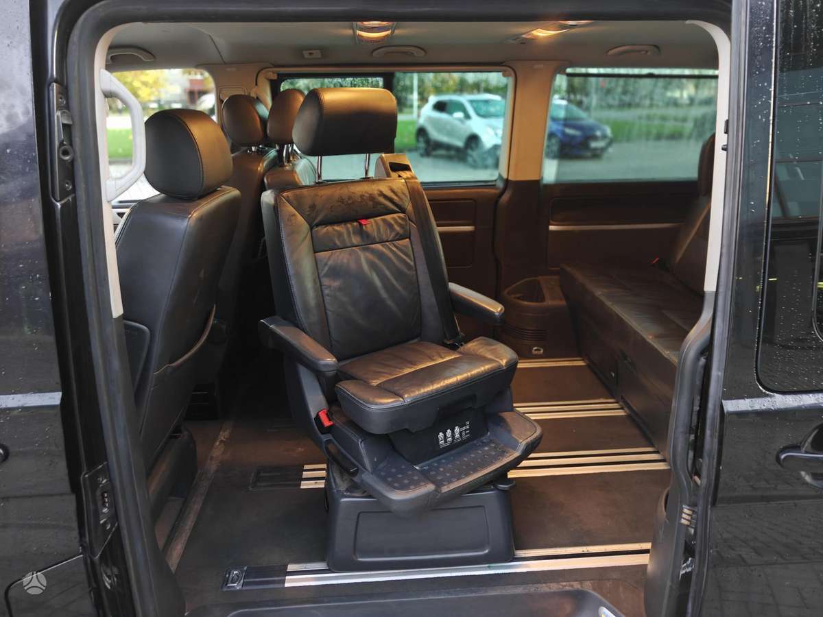 Volkswagen Multivan 2009 — салон