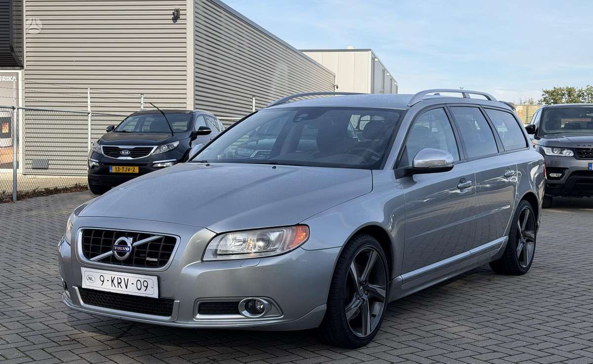 Volvo V70 2013 — rear view