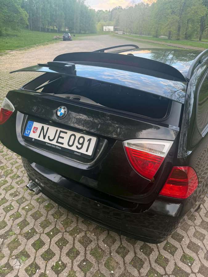BMW 320 2007 — салон