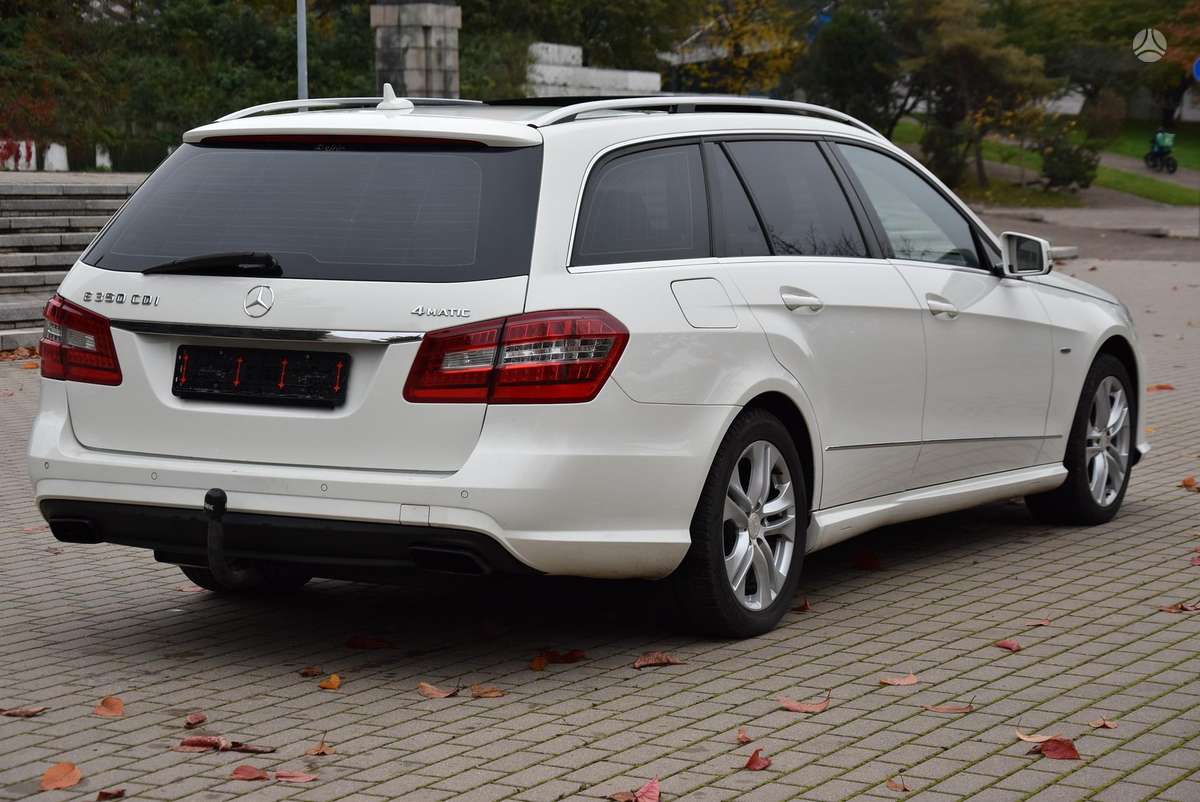 Mercedes-Benz E350 2011 — вигляд ззаду