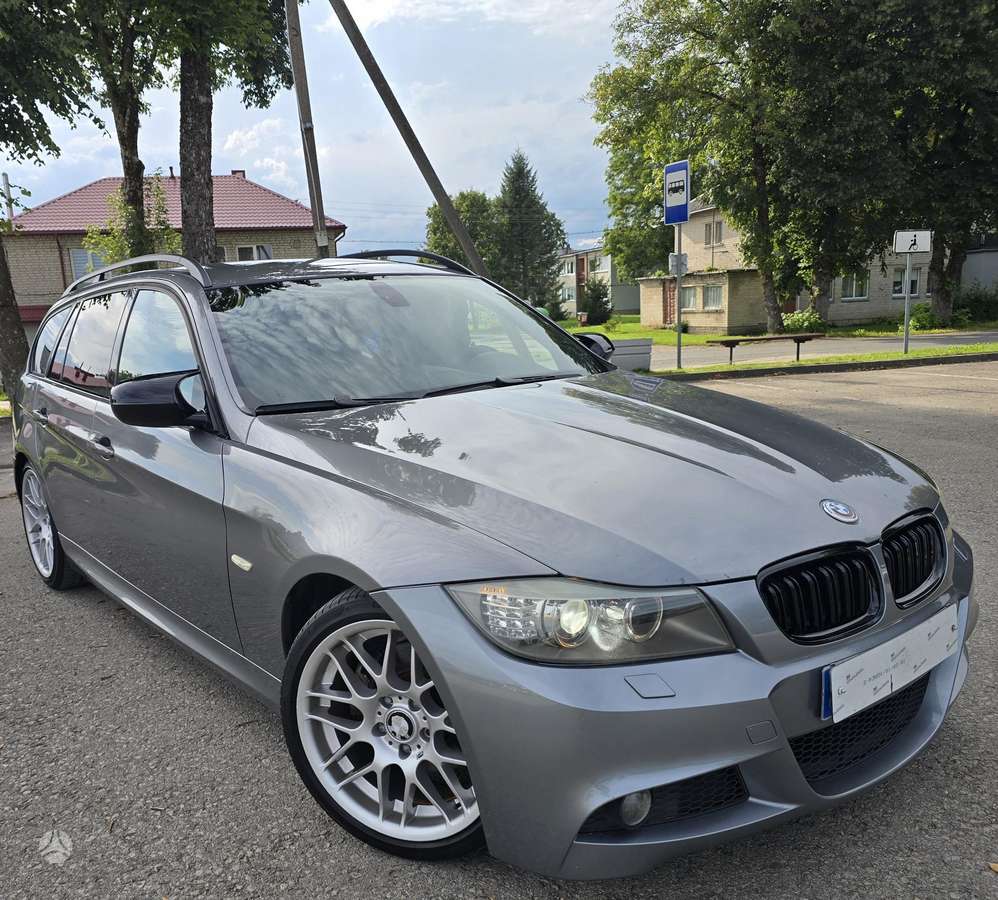 BMW 320 2009 — вигляд ззаду