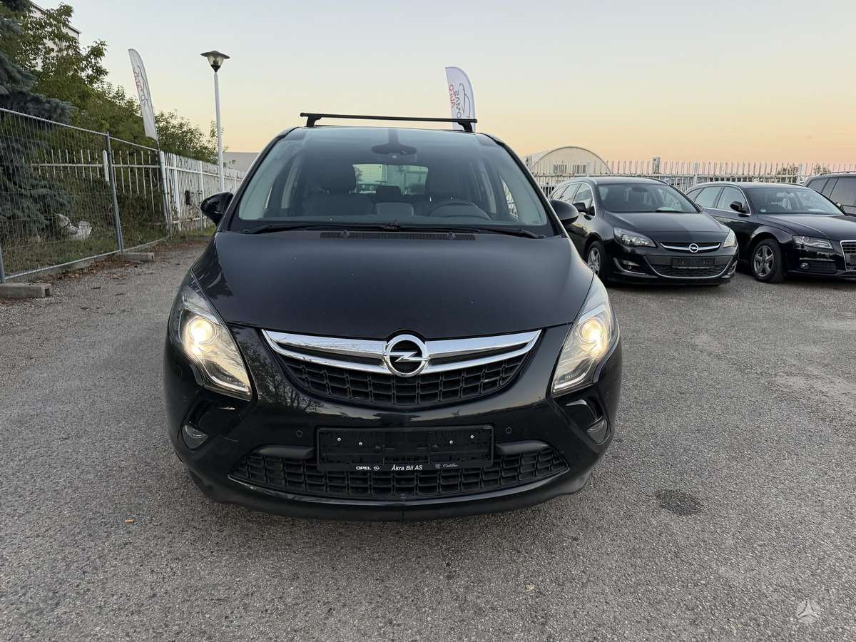 Opel Zafira 2012 — вигляд ззаду
