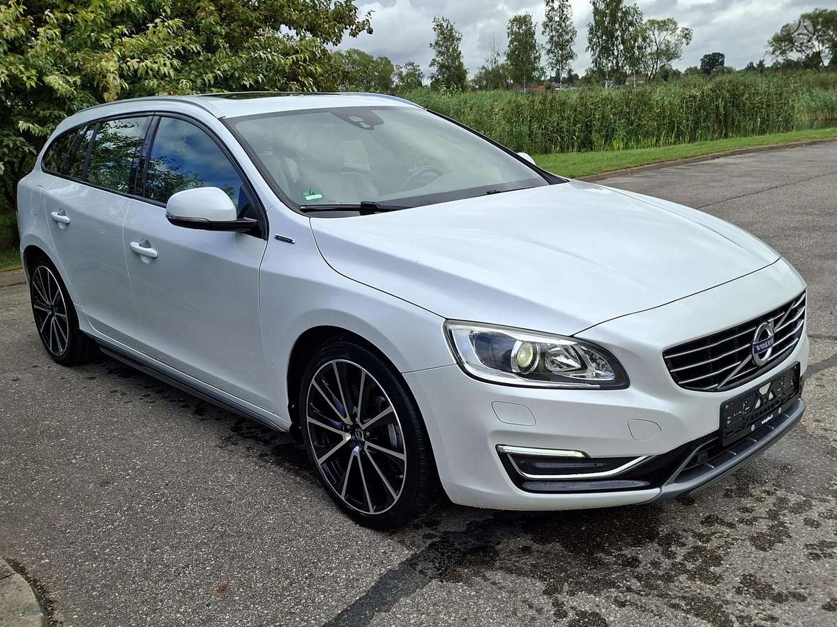 Volvo V60 2015 — вигляд ззаду