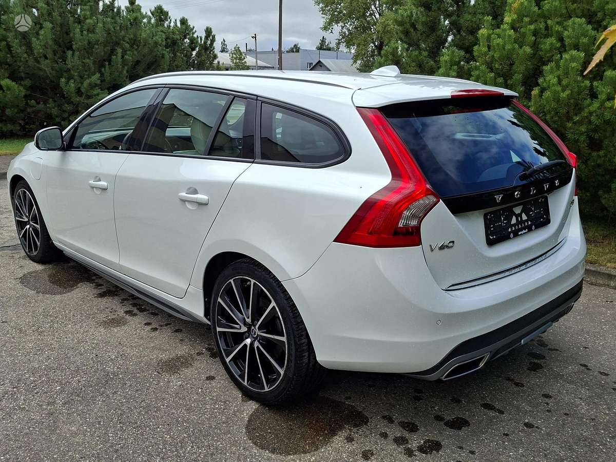 Volvo V60 2015 — двигун 2400 cm³, 163 HP (120kW)