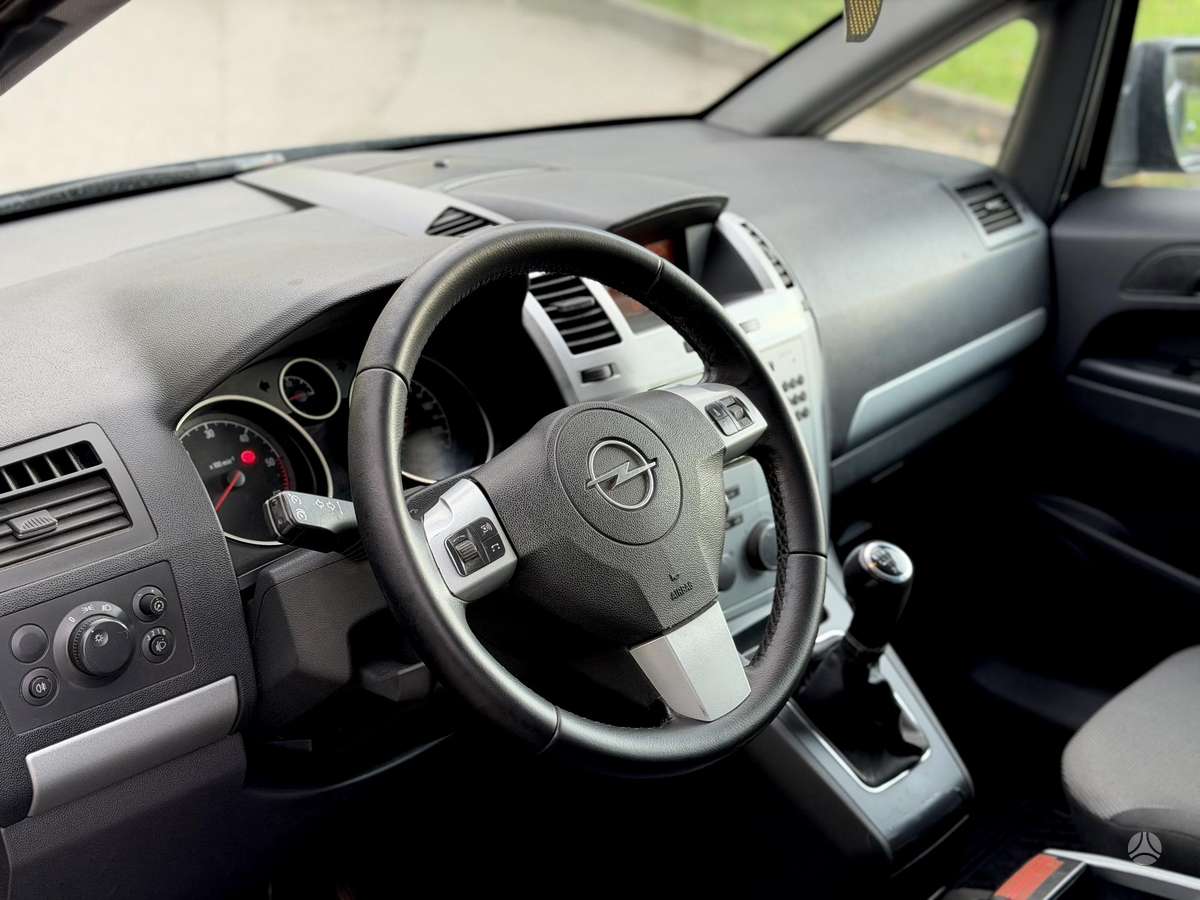 Opel Zafira 2010 — photo 10