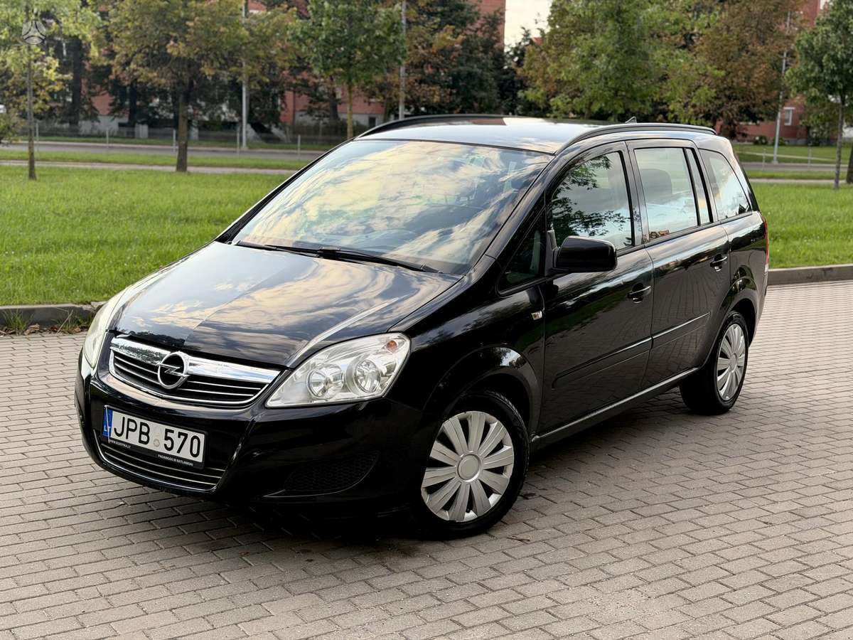 Opel Zafira 2010 — rear view