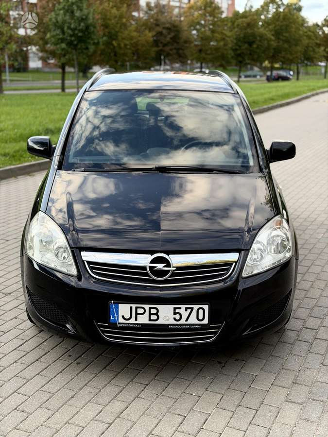 Opel Zafira 2010 — interior