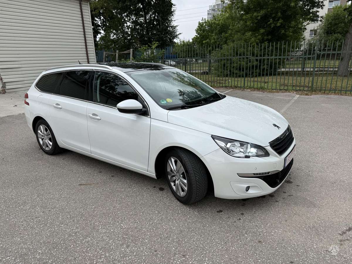 Peugeot 308 2015 — rear view
